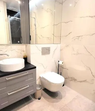 Exclusive, Unique Apartment, 2 Bathrooms, 105sqm Lägenhet *
